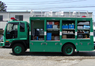 横から見た災害対策車の写真